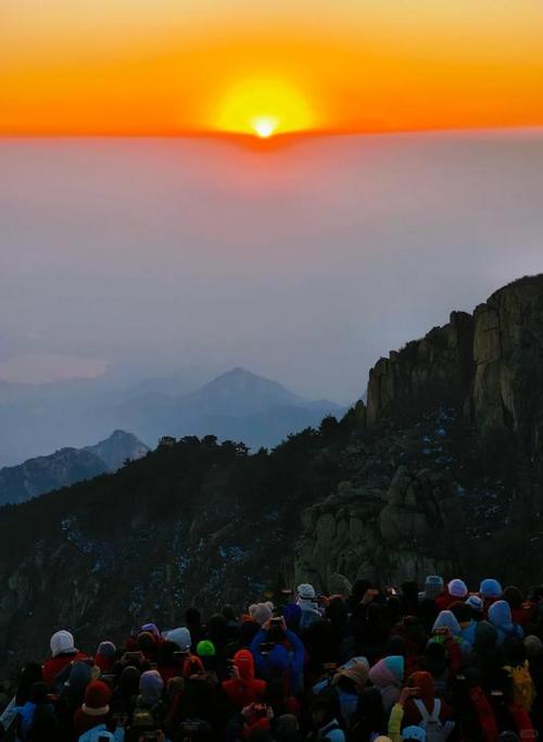 游客夜登泰山看日出