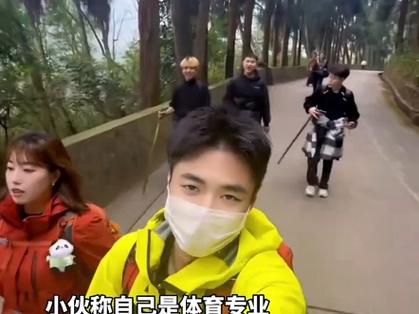 泰山陪爬男生忙疯了