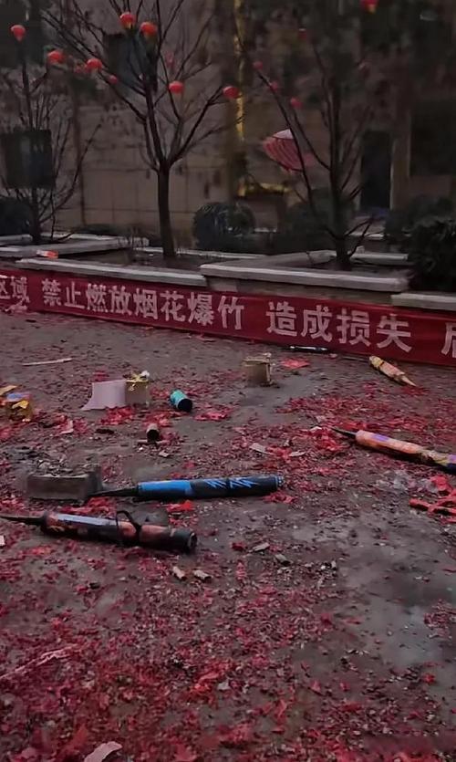 燃放爆竹致外墙着火